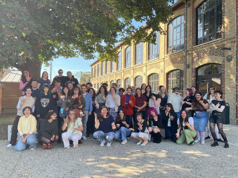 Les étudiants de Lanimea réunis devant la façade en brique de l’école, le jour de la rentrée