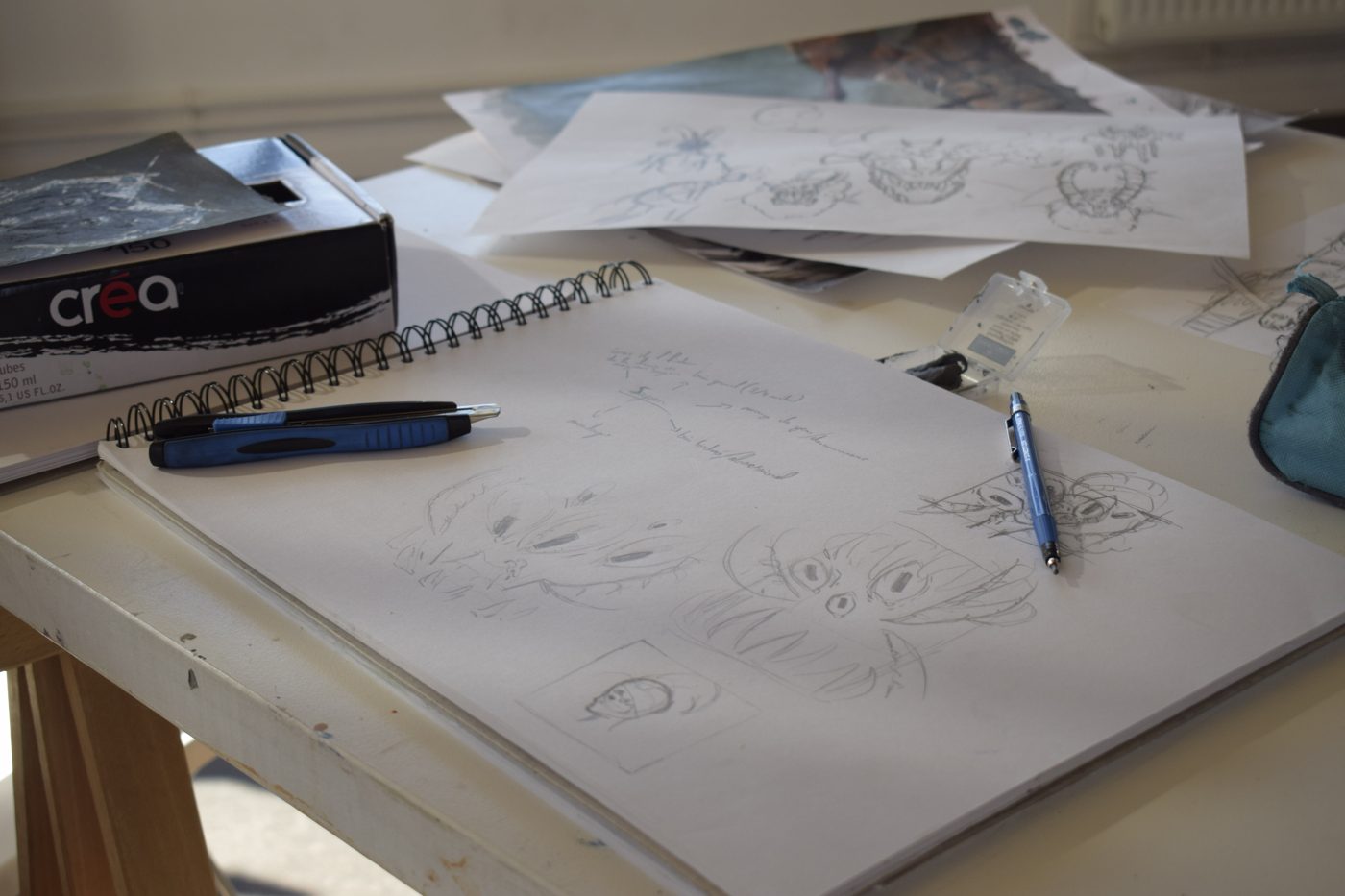 des visages, au crayon